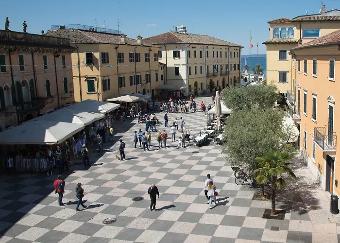 In Piazza Con Vista