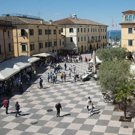 In Piazza Con Vista